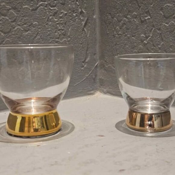 Set of 2 Gold Bottomed Cocktail Glasses - Picture 1 of 10